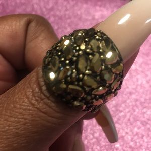 Golden nugget ring with stretchable band